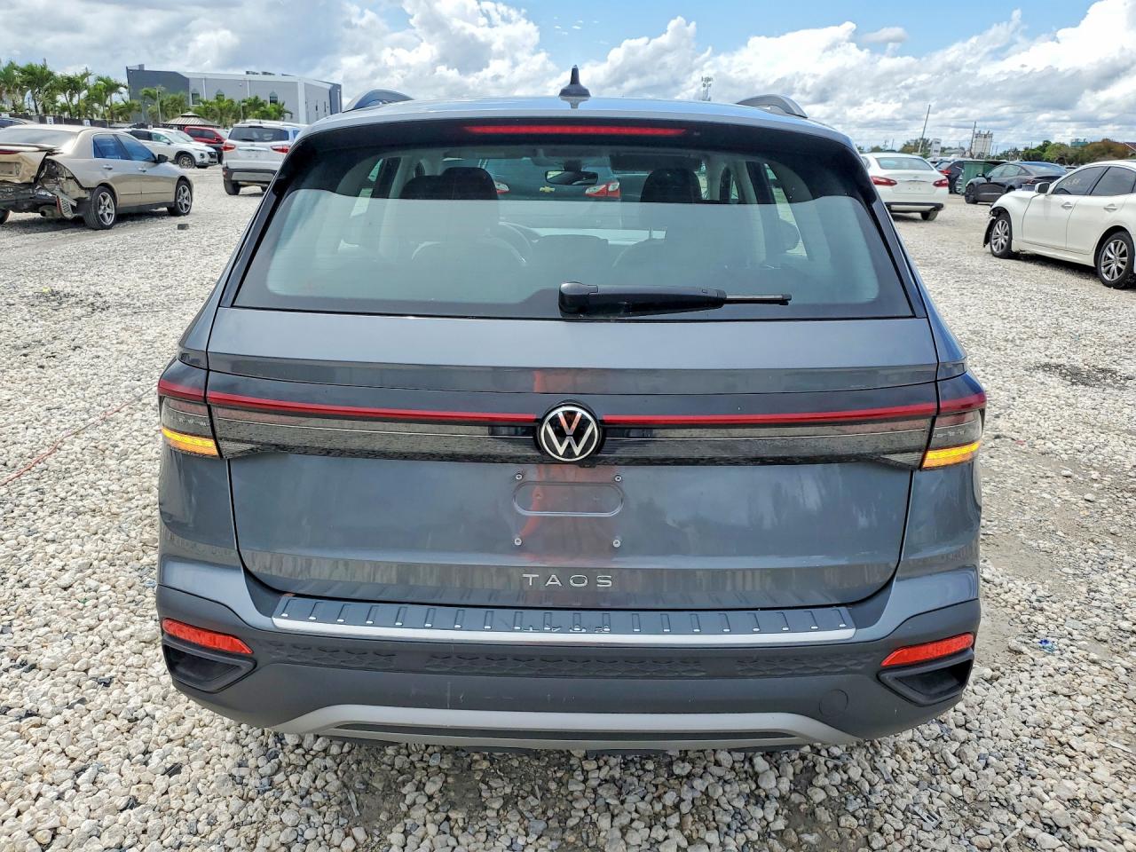 Volkswagen Taos S