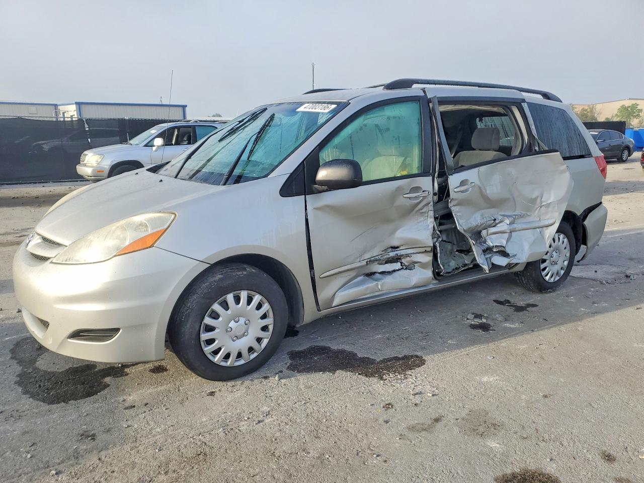 Salvage Toyota Sienna Image