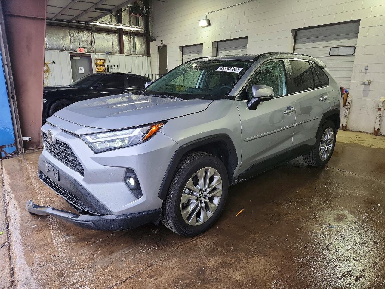 Salvage Toyota RAV4 Image