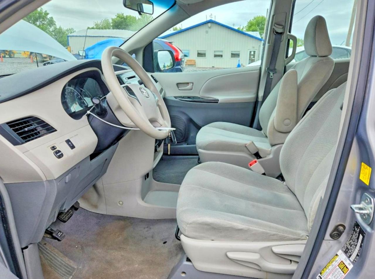 Toyota Sienna Base 7-passenger