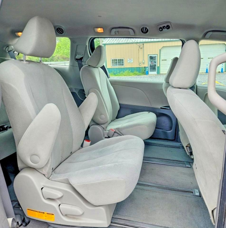 Toyota Sienna Base 7-passenger