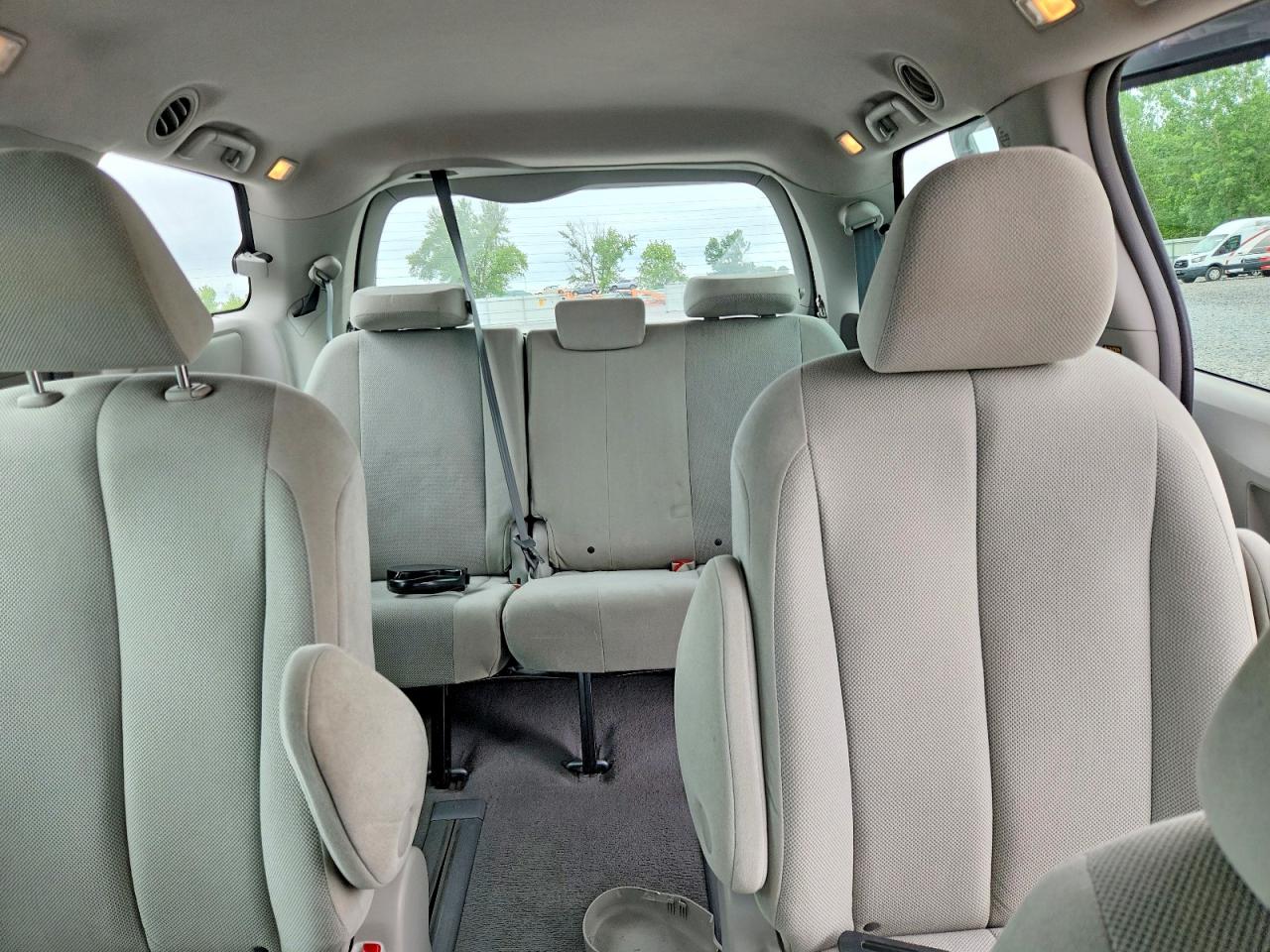 Toyota Sienna Base 7-passenger