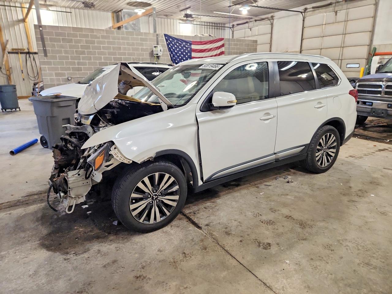 Salvage Mitsubishi Outlander Image