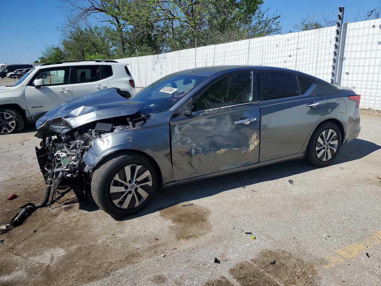 Salvage Nissan Altima Image