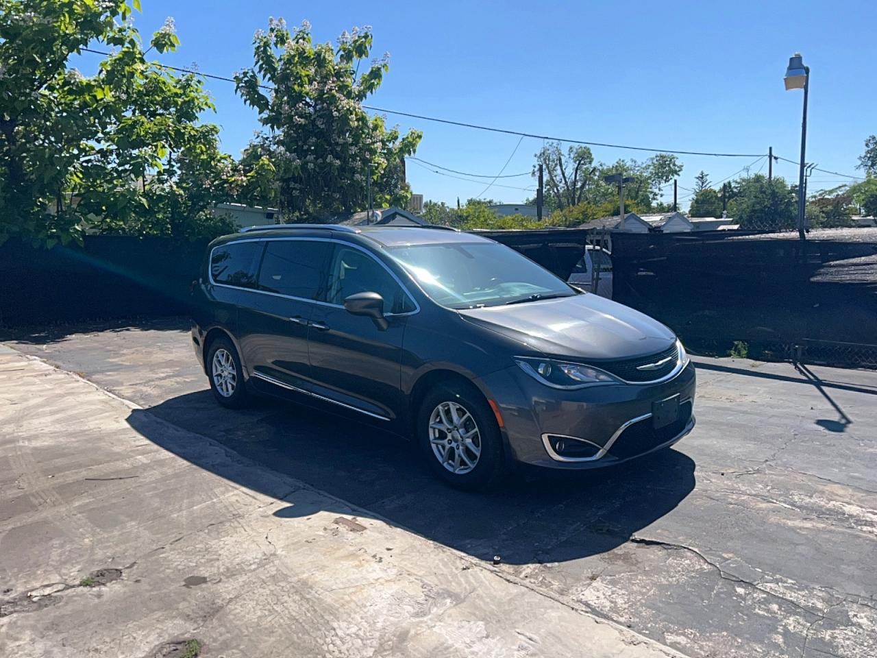 Salvage Chrysler Pacifica Image