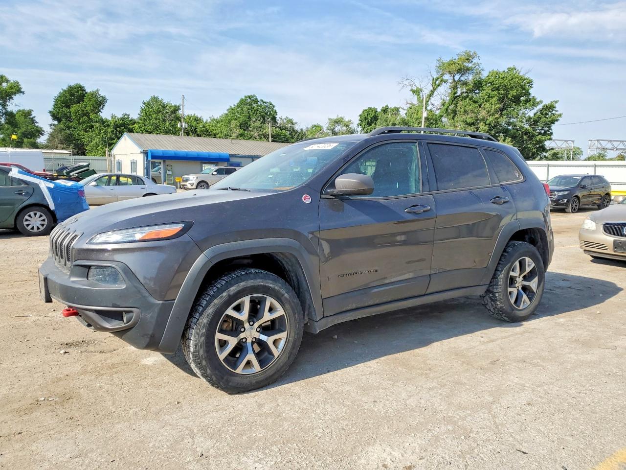 Salvage Jeep Cherokee Image