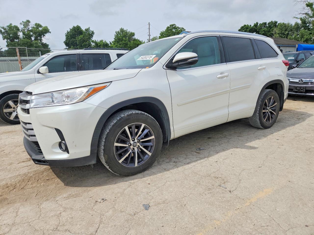 Salvage Toyota Highlander Image