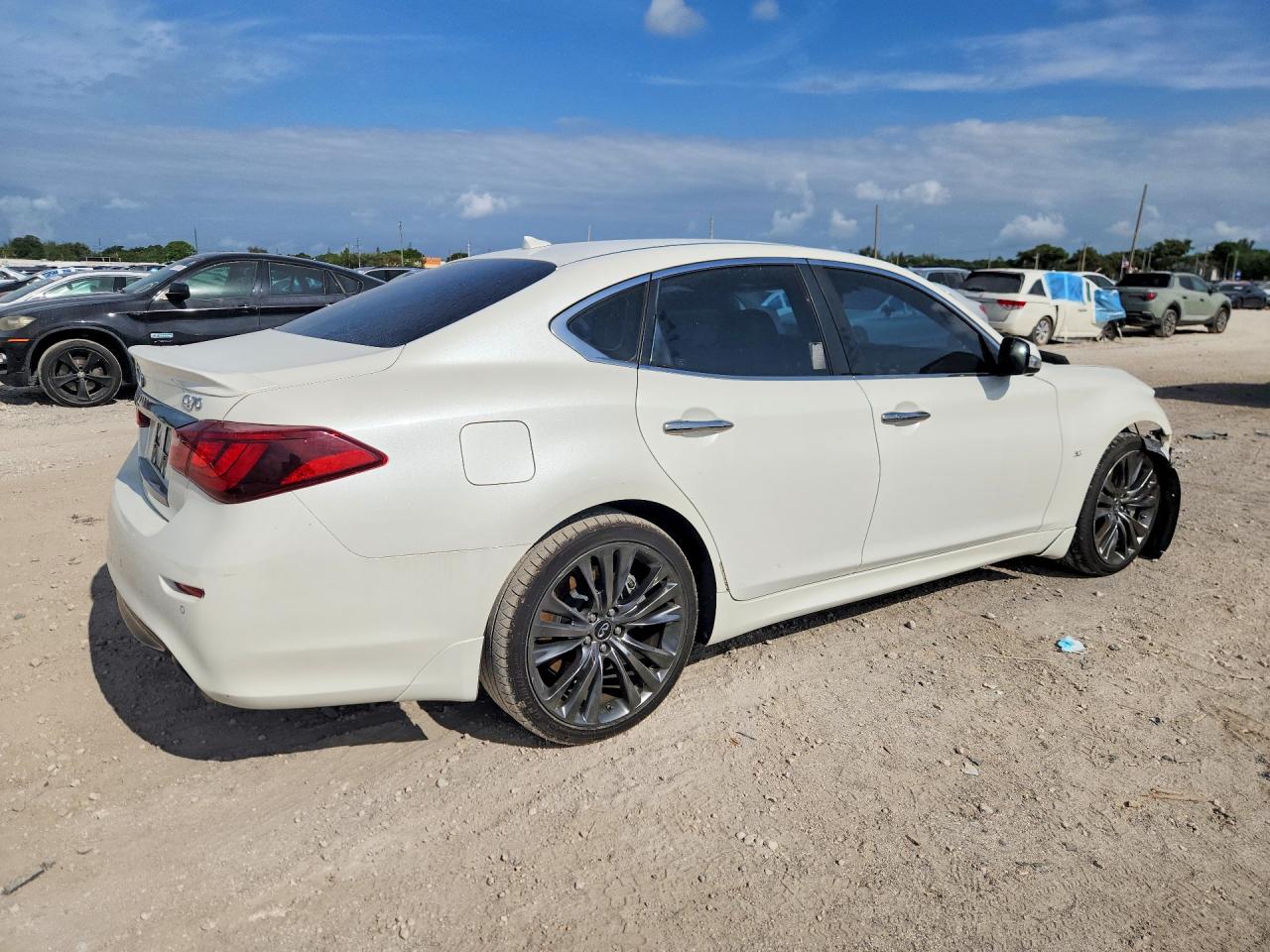 INFINITI Q70 3.7 Luxe