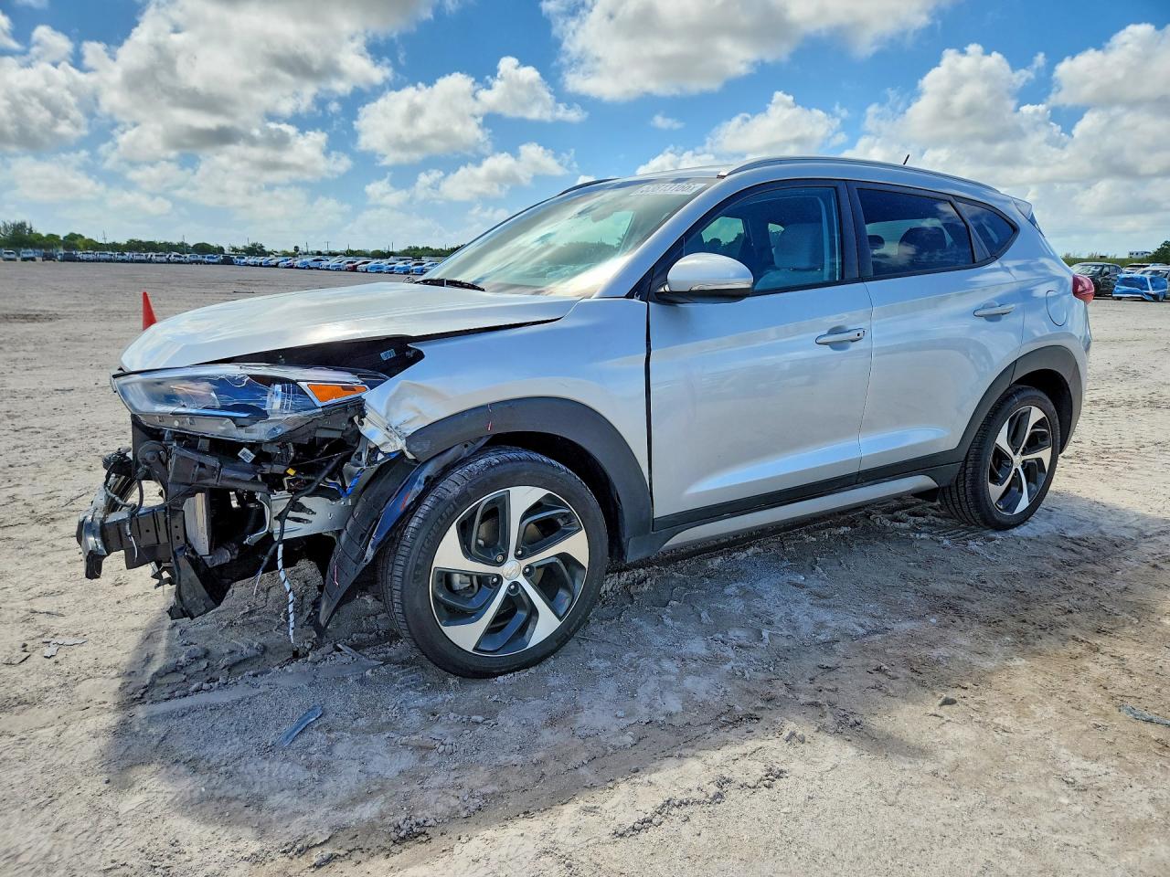 Salvage Hyundai TUCSON Image