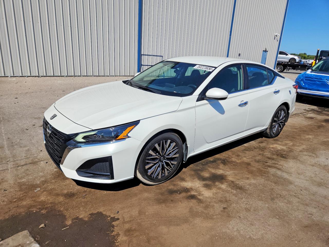 Salvage Nissan Altima Image