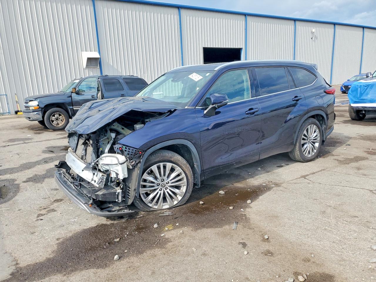Salvage Toyota Highlander Image