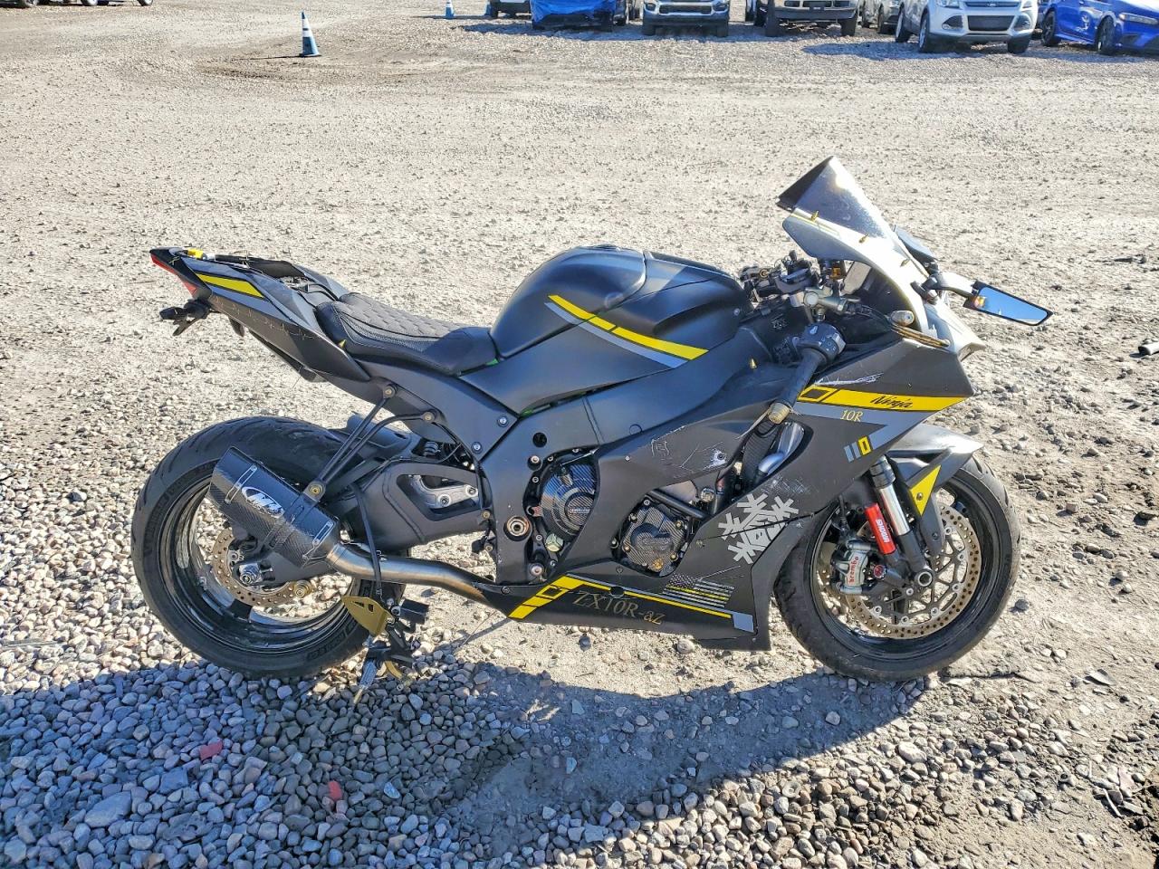 Salvage Kawasaki Zx1002 Image