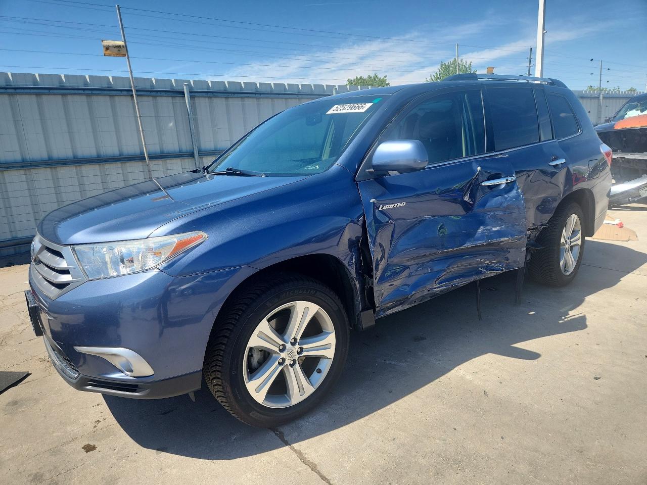 Salvage Toyota Highlander Image