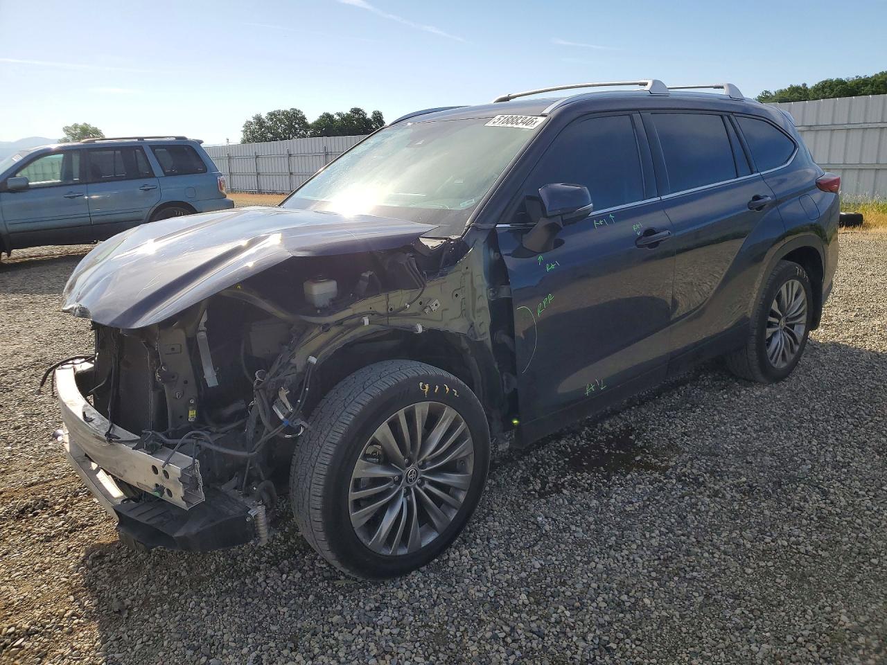 Salvage Toyota Highlander Image