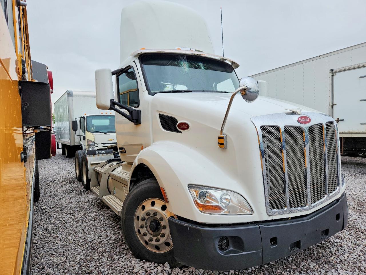 Salvage Peterbilt 579 Image