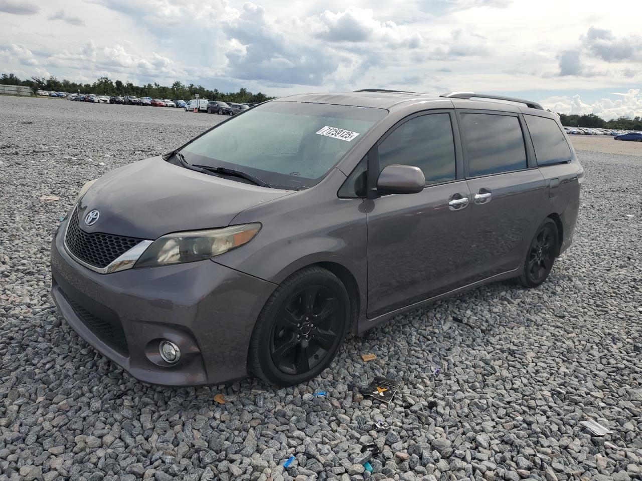 Salvage Toyota Sienna Image