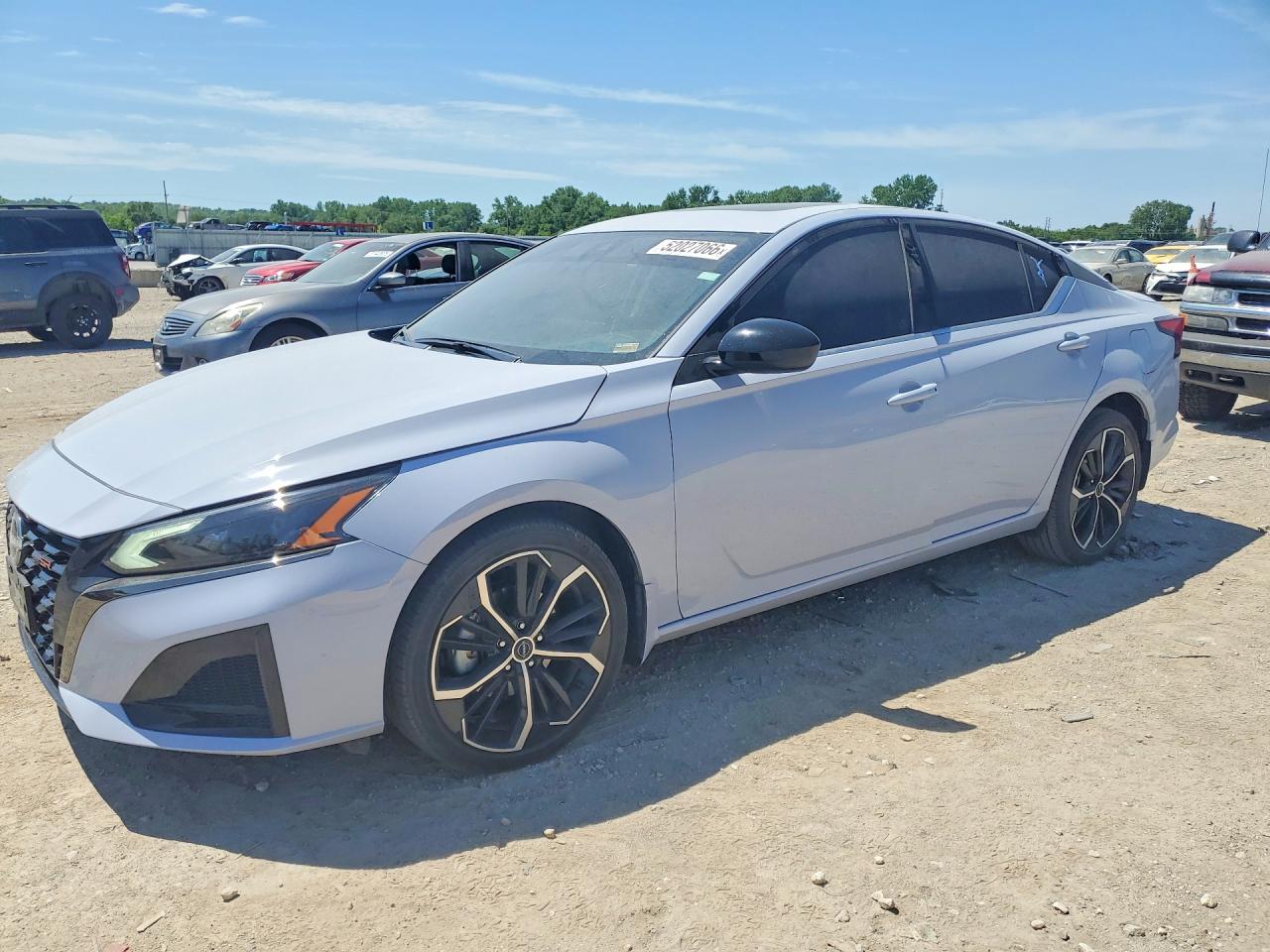 Salvage Nissan Altima Image