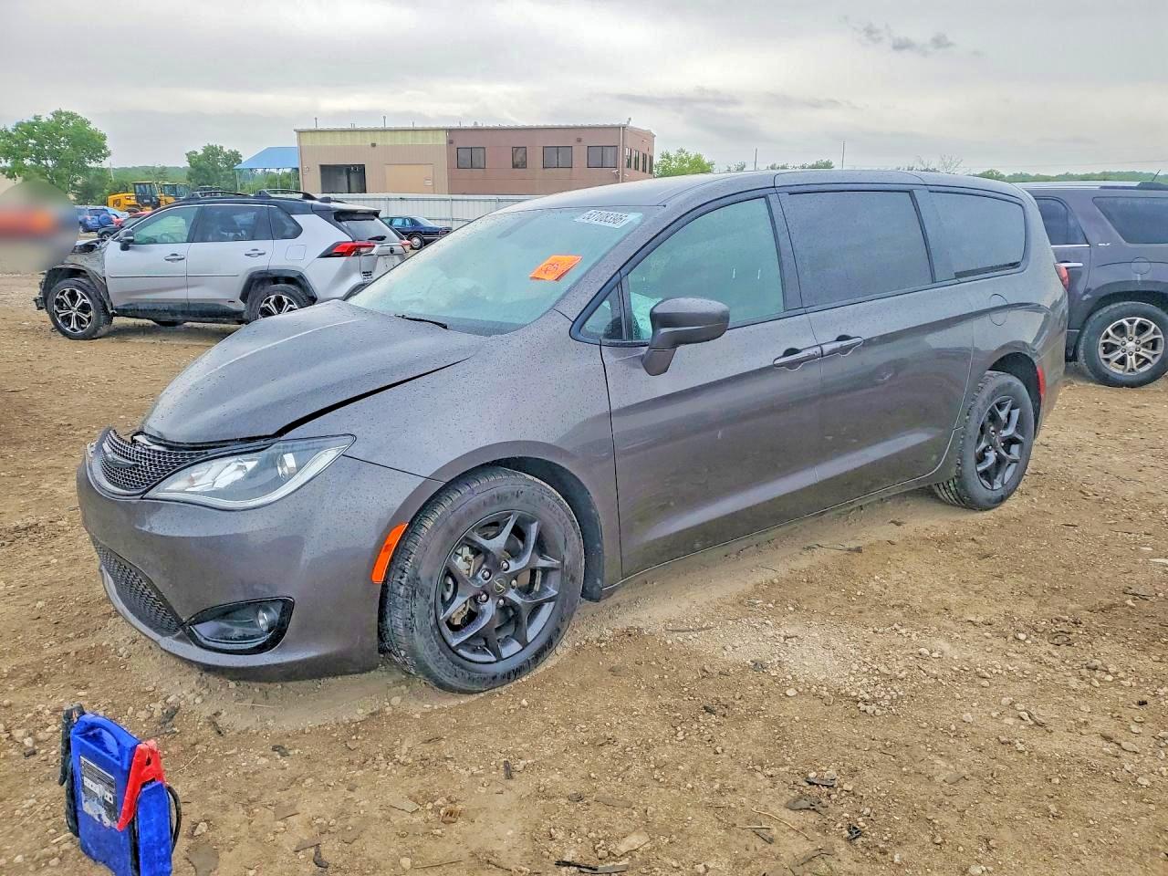Salvage Chrysler Pacifica Image