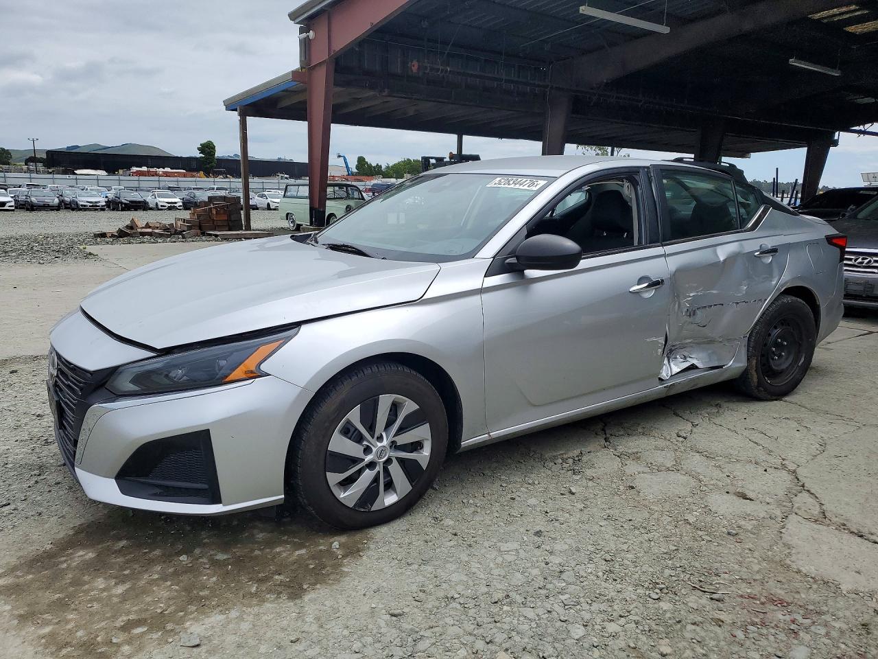 Salvage Nissan Altima Image