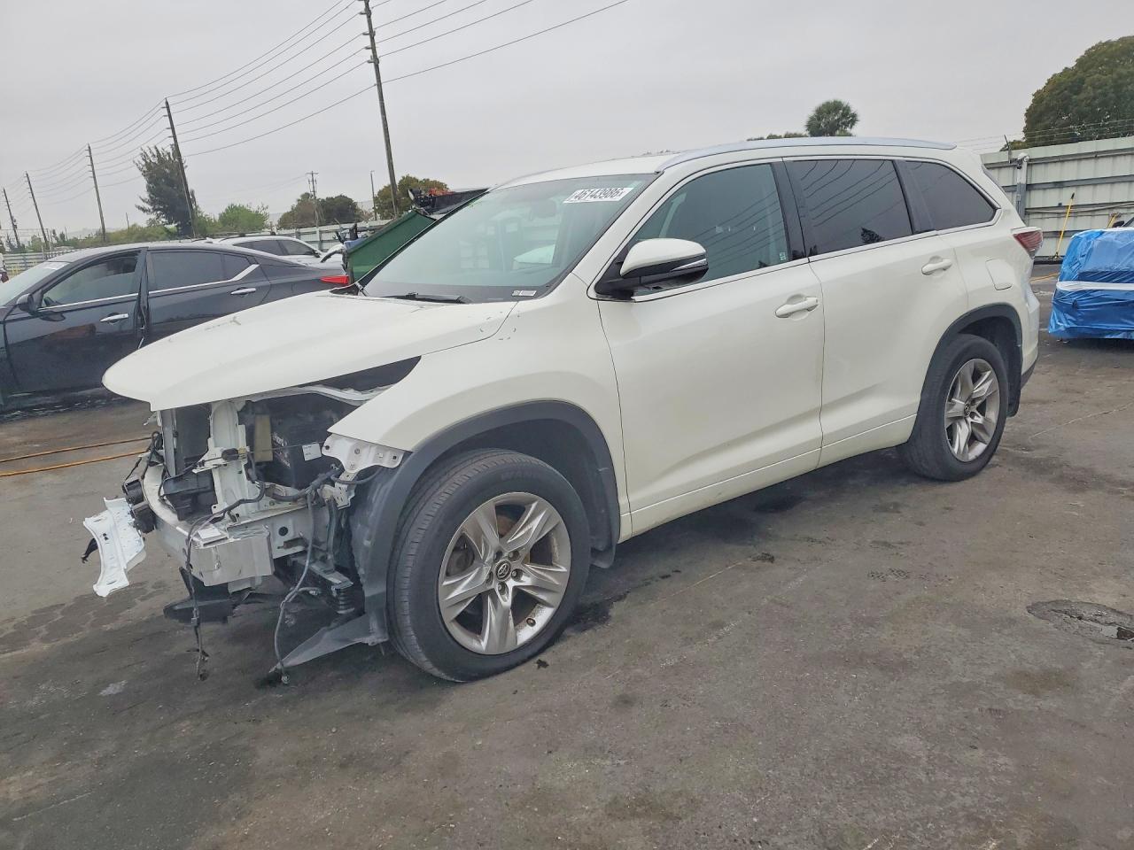 Salvage Toyota Highlander Image