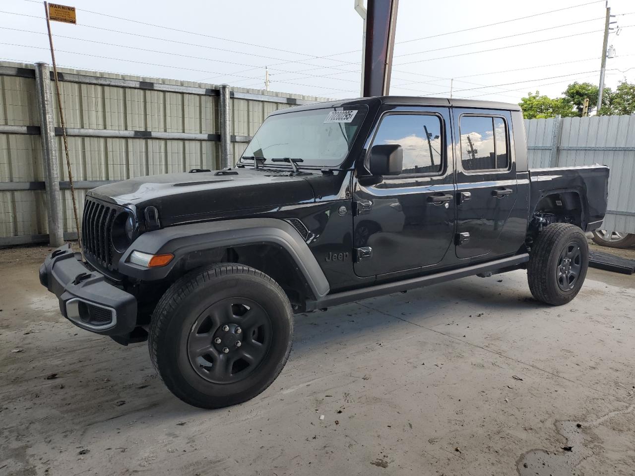 Salvage Jeep Gladiator Image