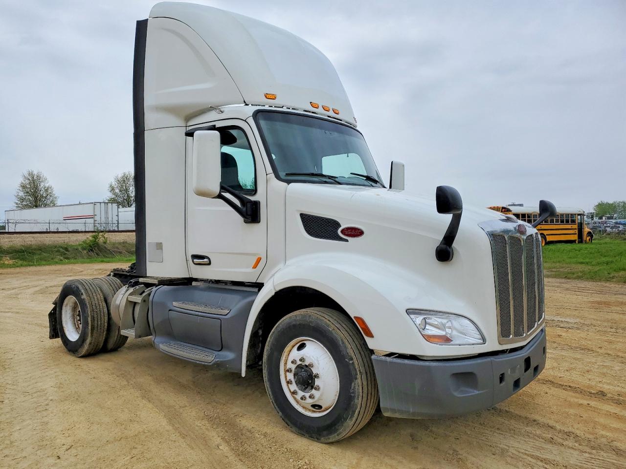 Salvage Peterbilt 579 Image