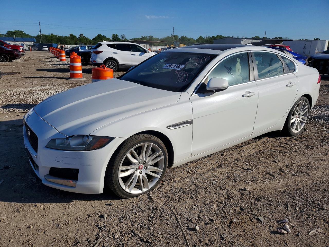 Salvage Jaguar XF Image