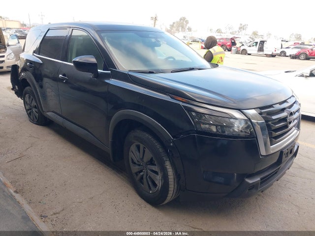 Salvage Nissan Pathfinder Image