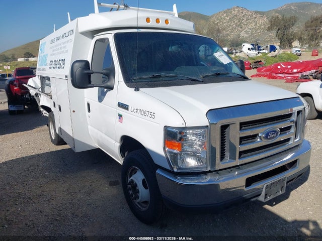 Salvage Ford E-350 Image