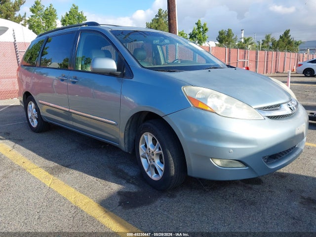 Salvage Toyota Sienna Image