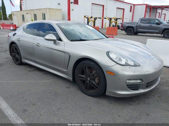 Salvage Porsche Panamera Image