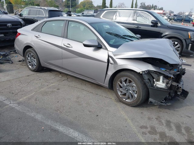 Salvage Hyundai ELANTRA Image