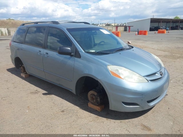 Salvage Toyota Sienna Image