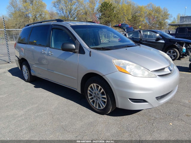 Salvage Toyota Sienna Image