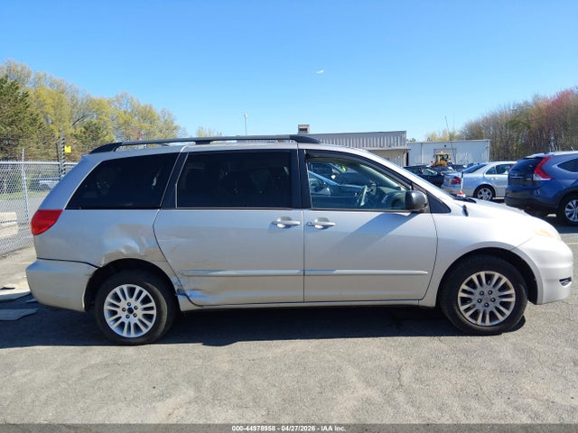 Toyota Sienna Le
