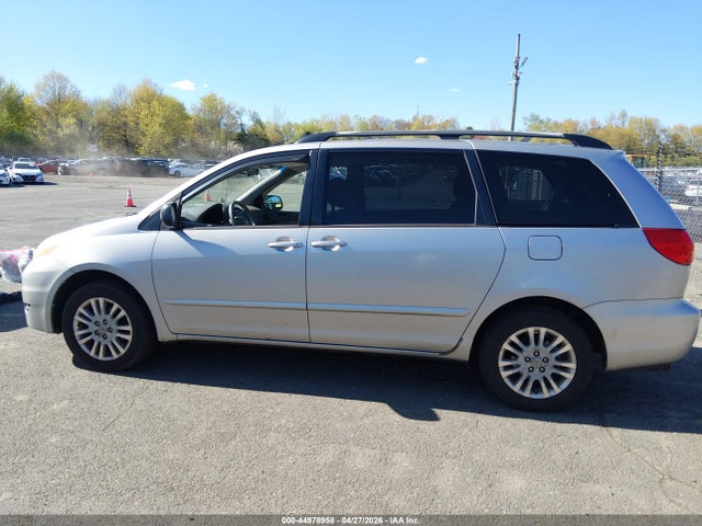 Toyota Sienna Le