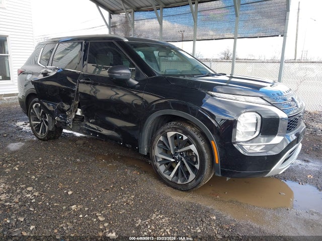 Salvage Mitsubishi Outlander Image