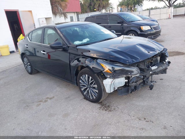 Salvage Nissan Altima Image
