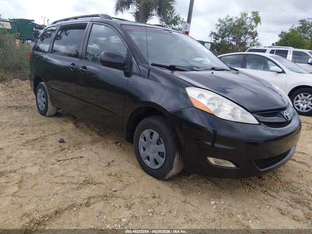 Salvage Toyota Sienna Image