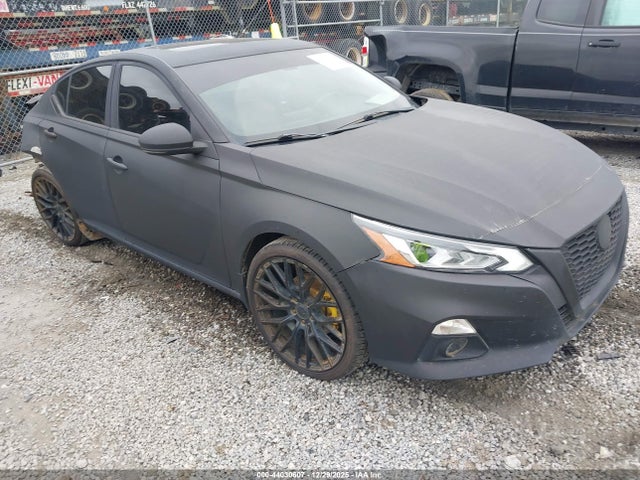 Salvage Nissan Altima Image