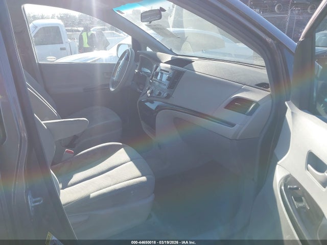 Toyota Sienna Base V6 7 Passenger