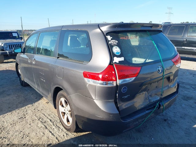 Toyota Sienna Base V6 7 Passenger