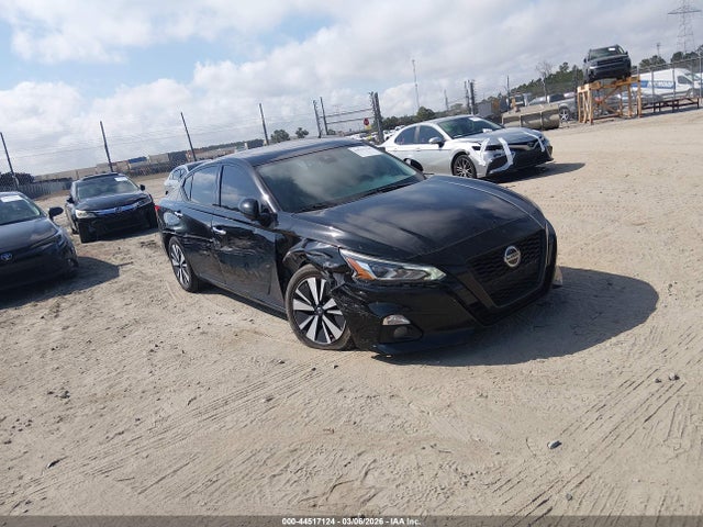 Salvage Nissan Altima Image