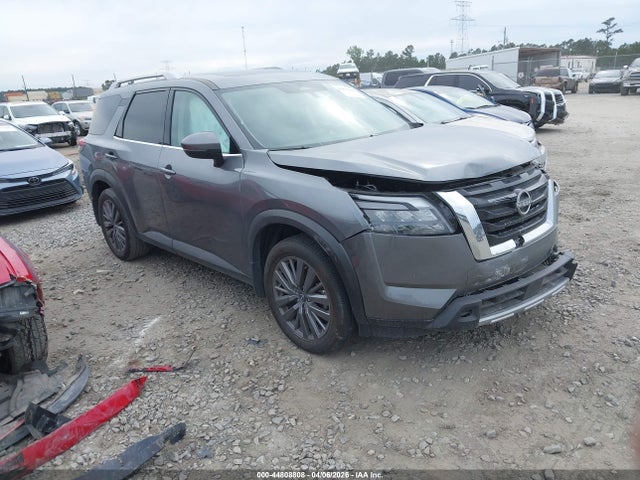 Salvage Nissan Pathfinder Image