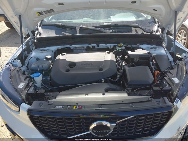 Volvo XC40 B5 Plus Dark Theme