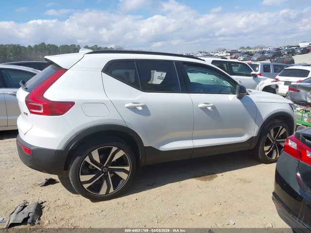Volvo XC40 B5 Plus Dark Theme