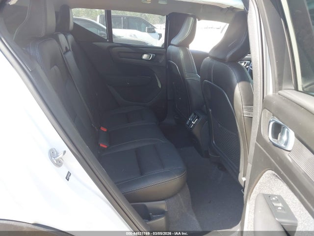 Volvo XC40 B5 Plus Dark Theme