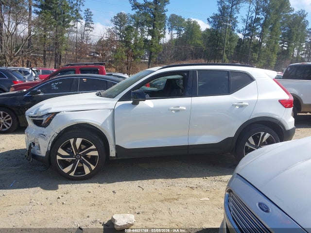 Volvo XC40 B5 Plus Dark Theme