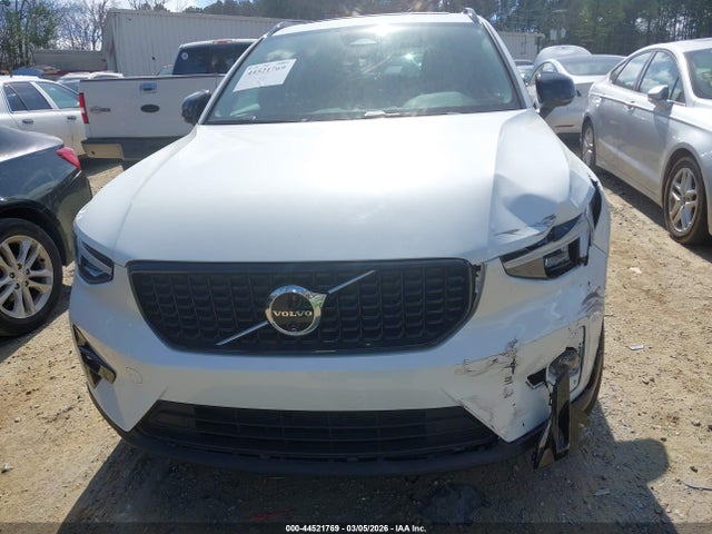 Volvo XC40 B5 Plus Dark Theme