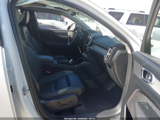 Volvo XC40 B5 Plus Dark Theme